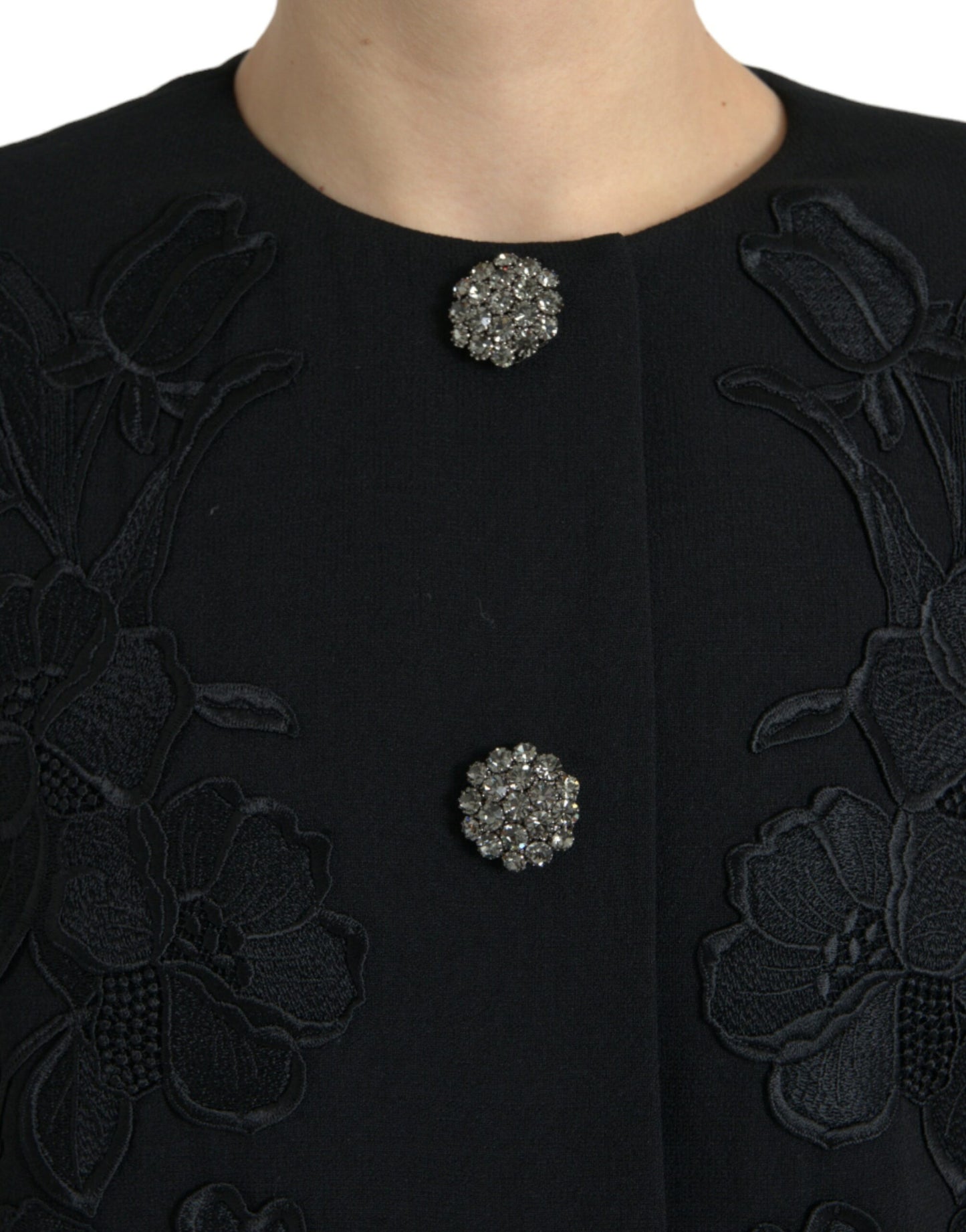 Elegante gabardina de lana con botones florales