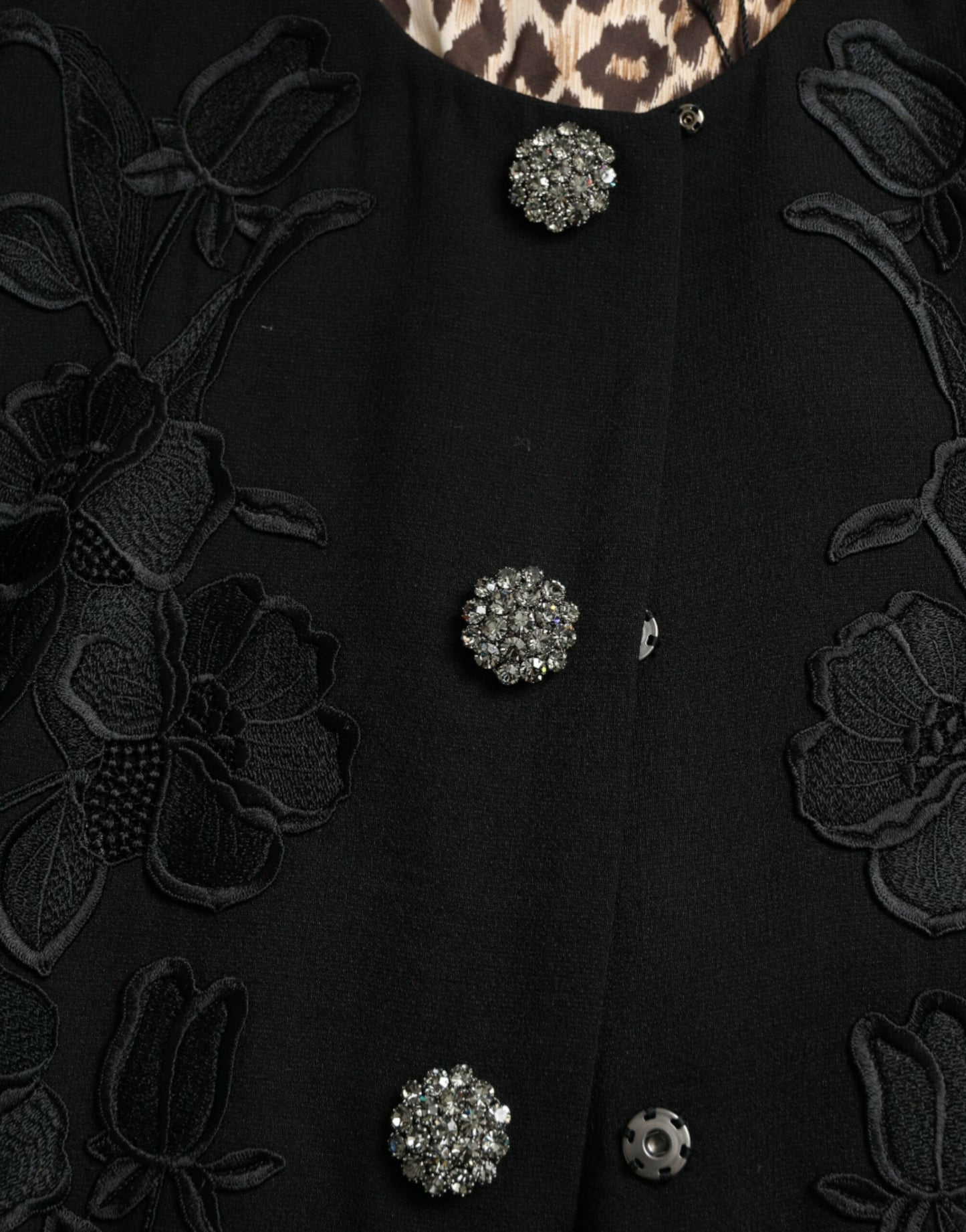 Elegante gabardina de lana con botones florales