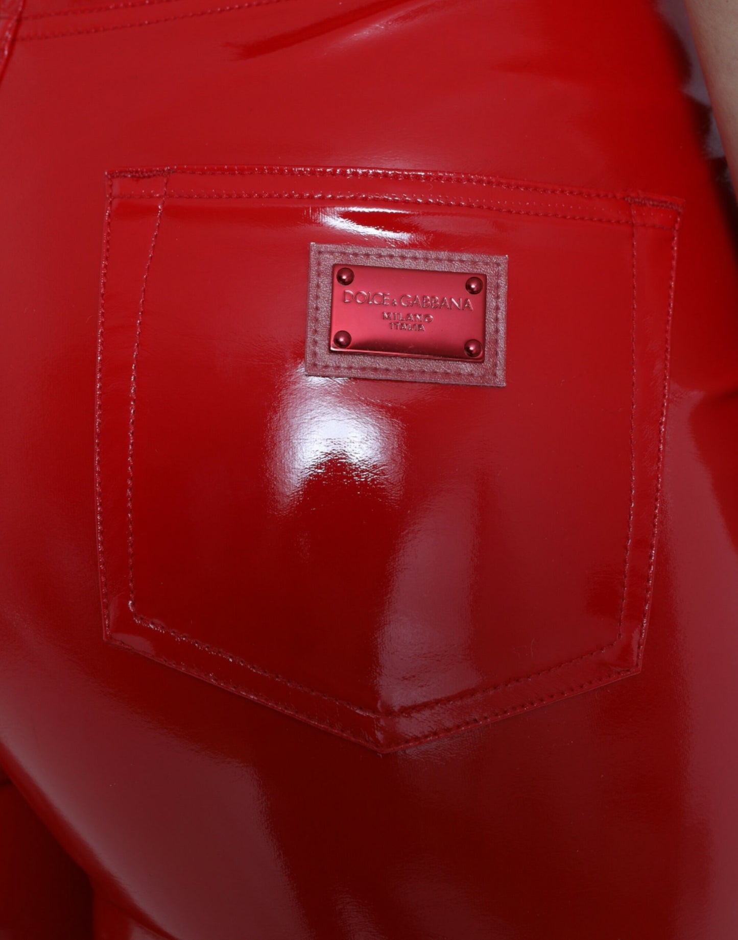 Pantalones pitillo de cintura alta rojos y elegantes
