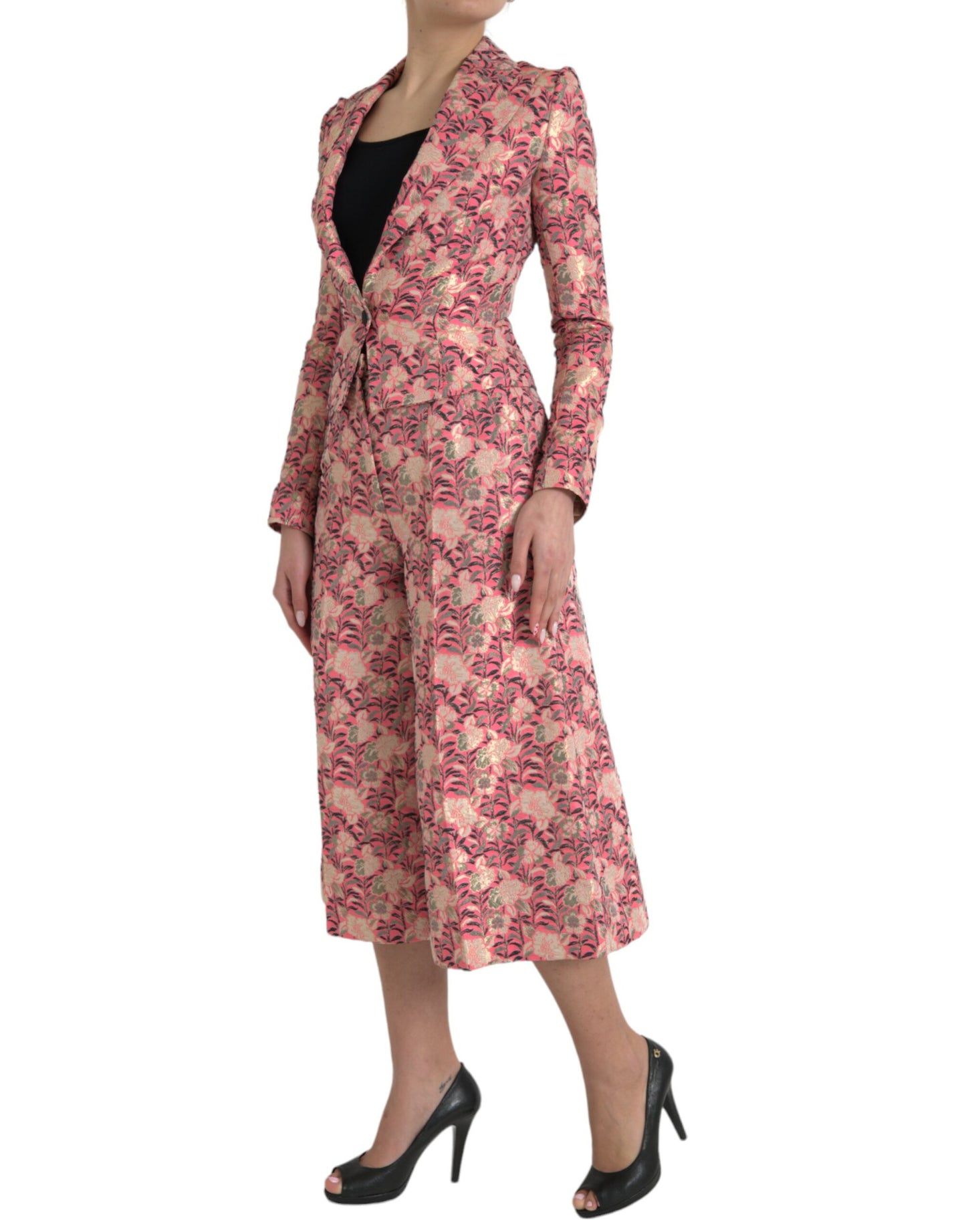 Elegante traje rosa de dos piezas de corte entallado
