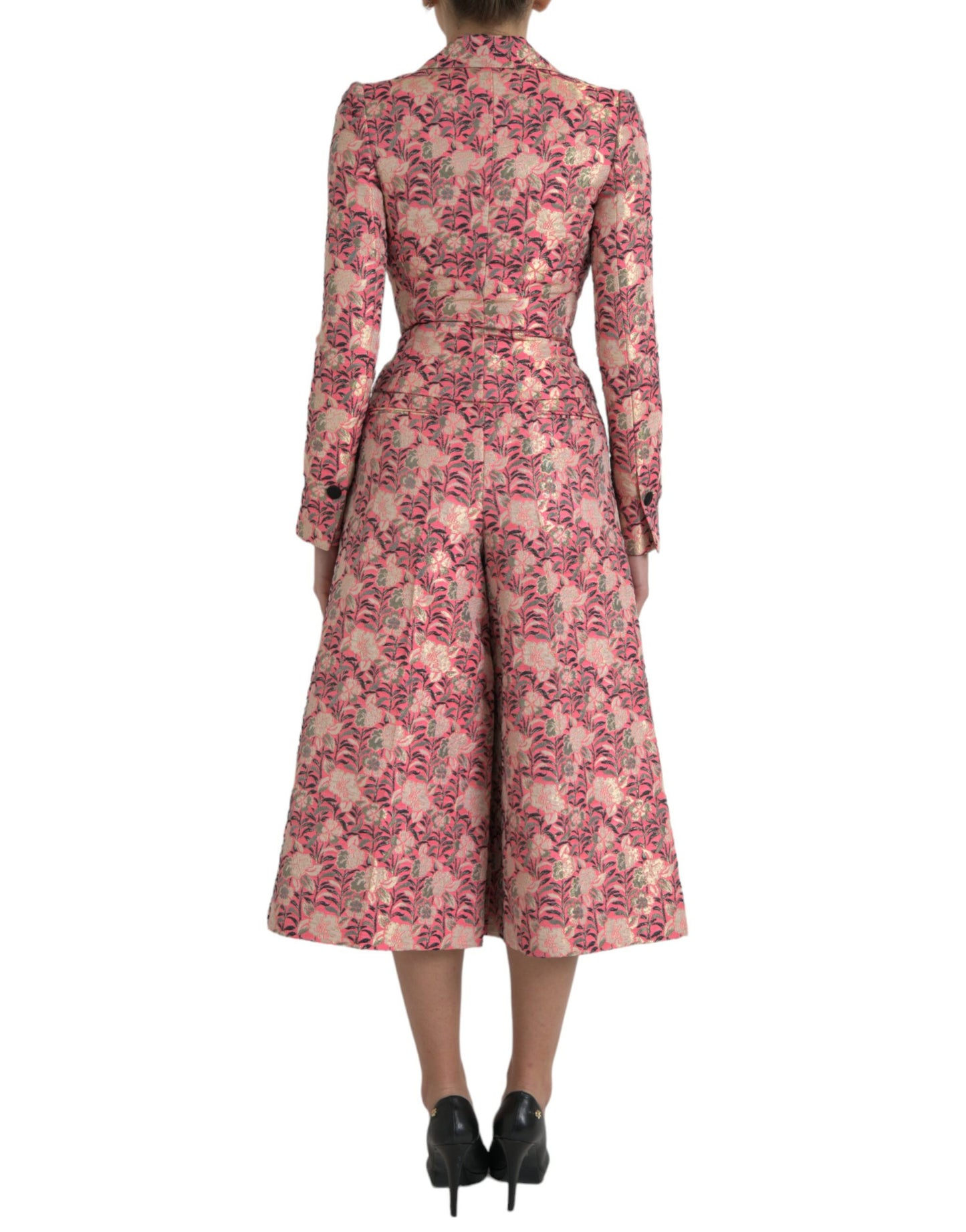 Elegante traje rosa de dos piezas de corte entallado