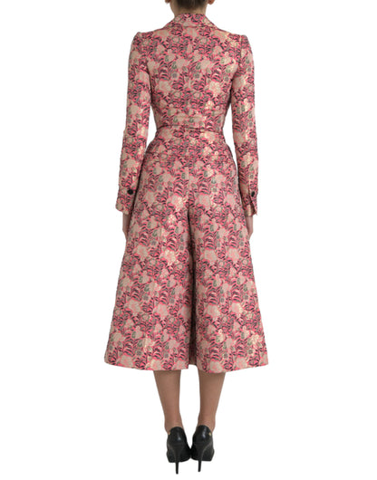 Elegante traje rosa de dos piezas de corte entallado