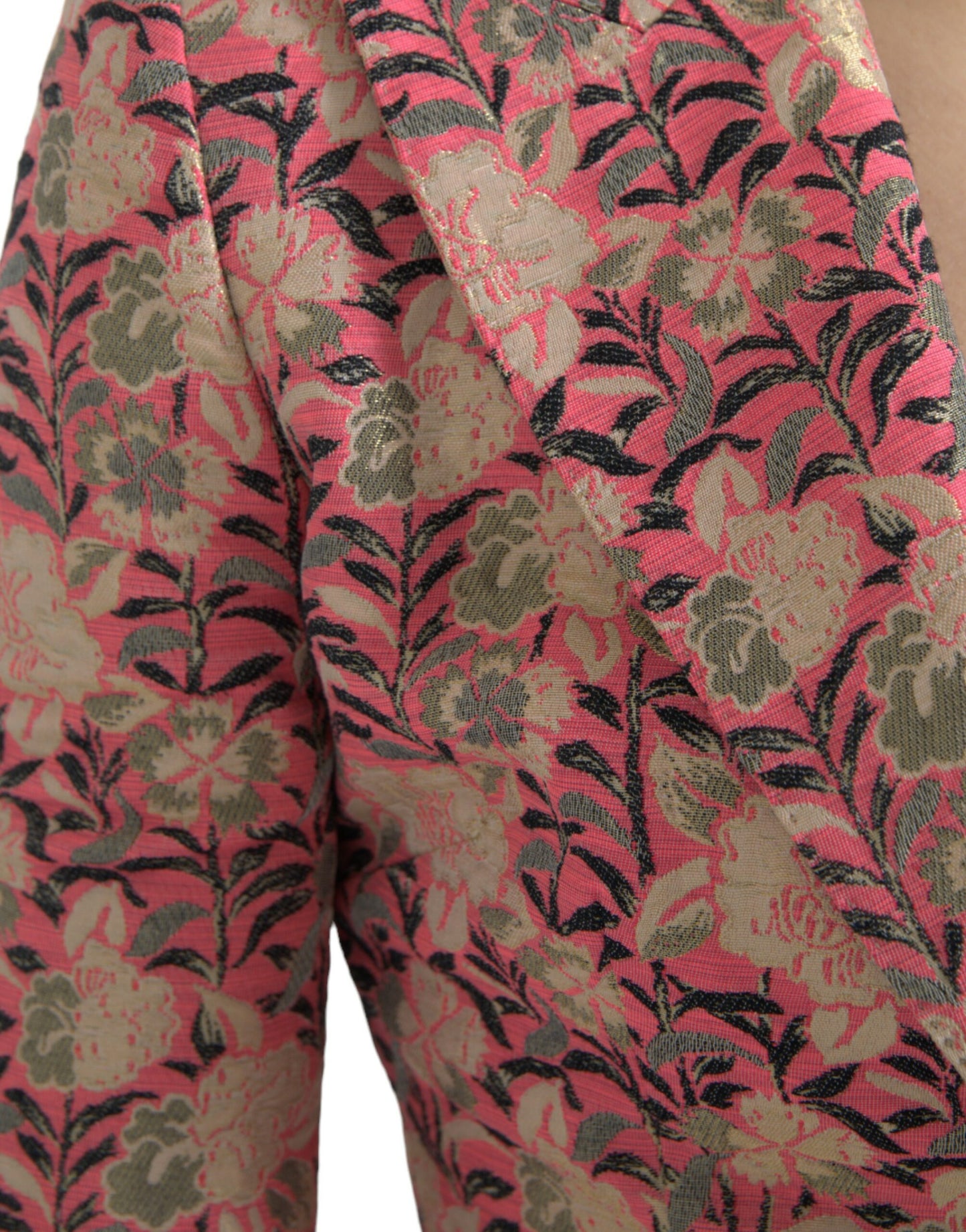 Elegante traje rosa de dos piezas de corte entallado