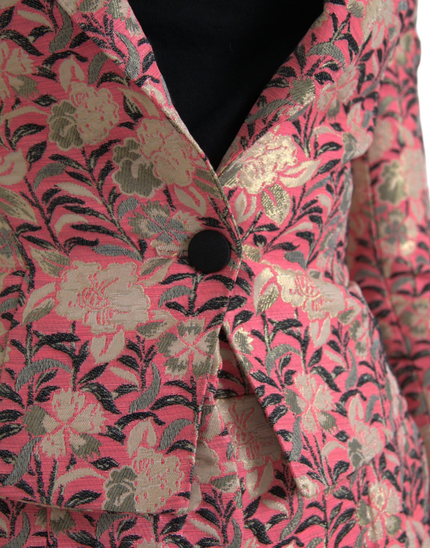 Elegante traje rosa de dos piezas de corte entallado