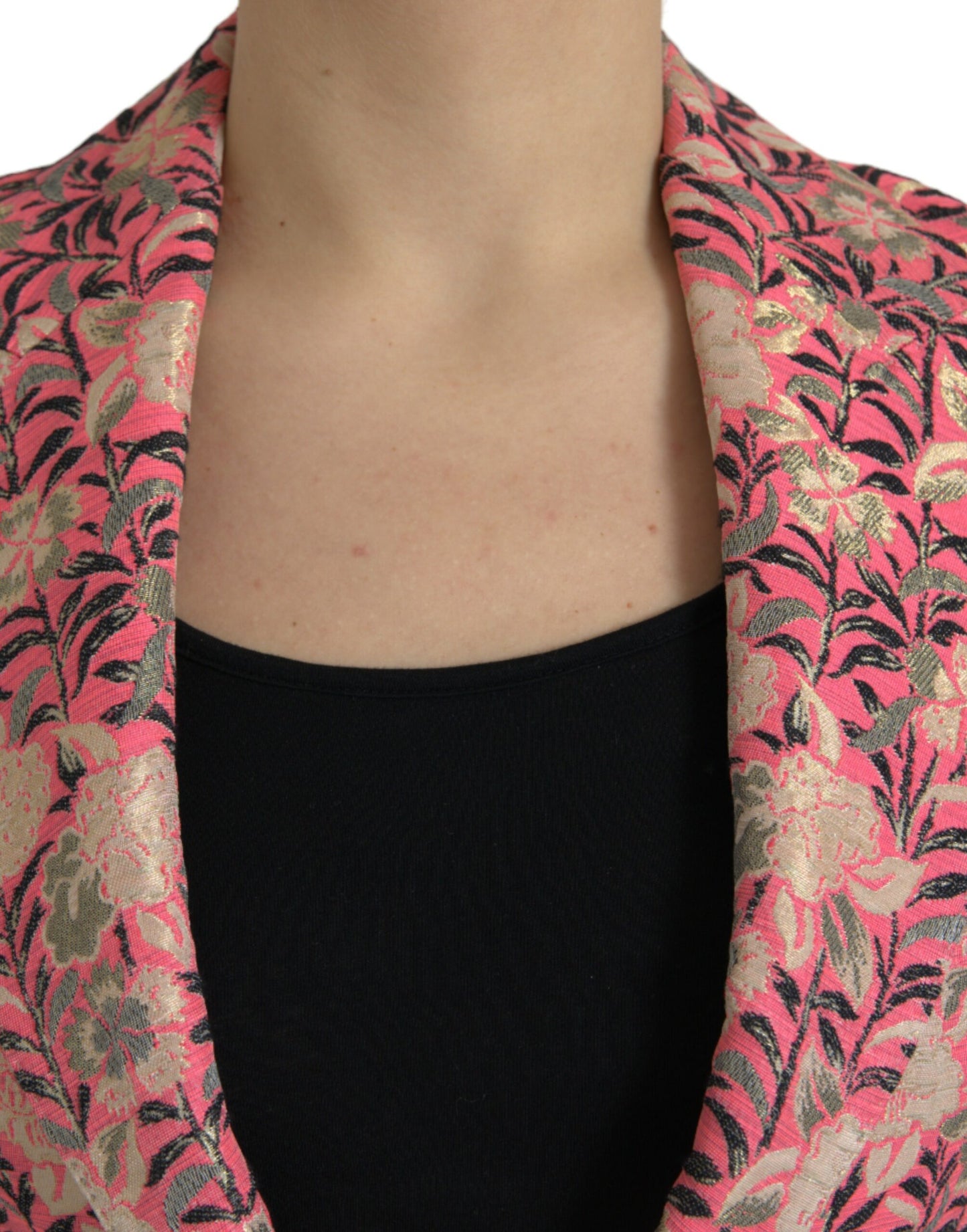 Elegante traje rosa de dos piezas de corte entallado