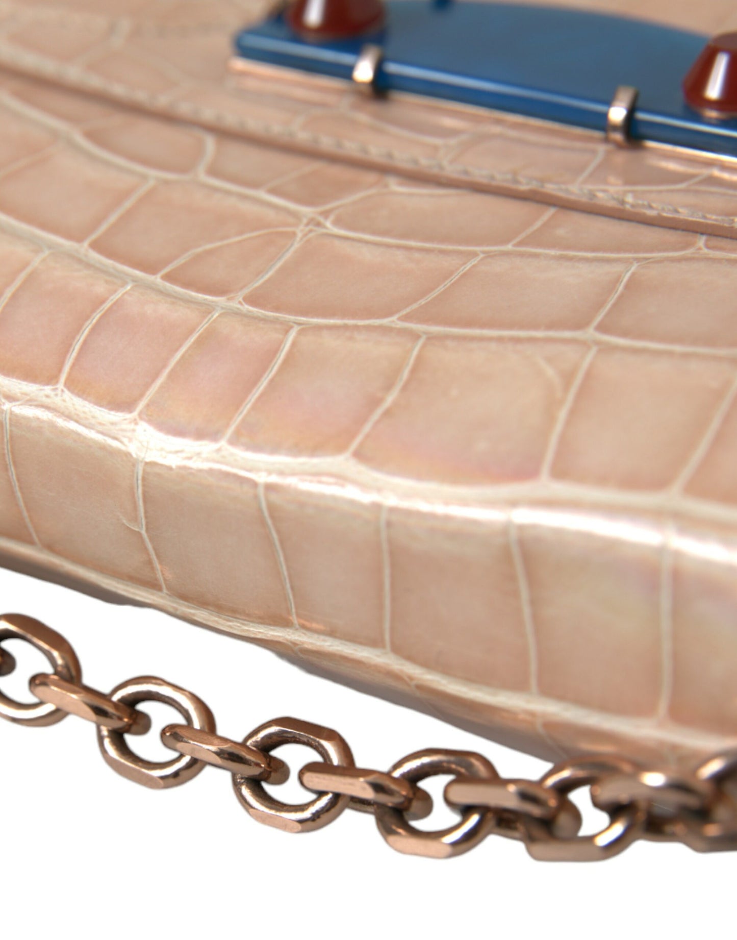 Elegante mini bolso de mano beige con cadena para una noche elegante