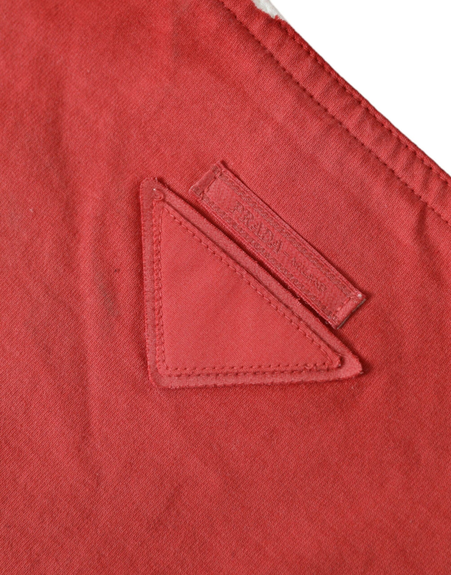 Elegante bolso de tela rojo y blanco