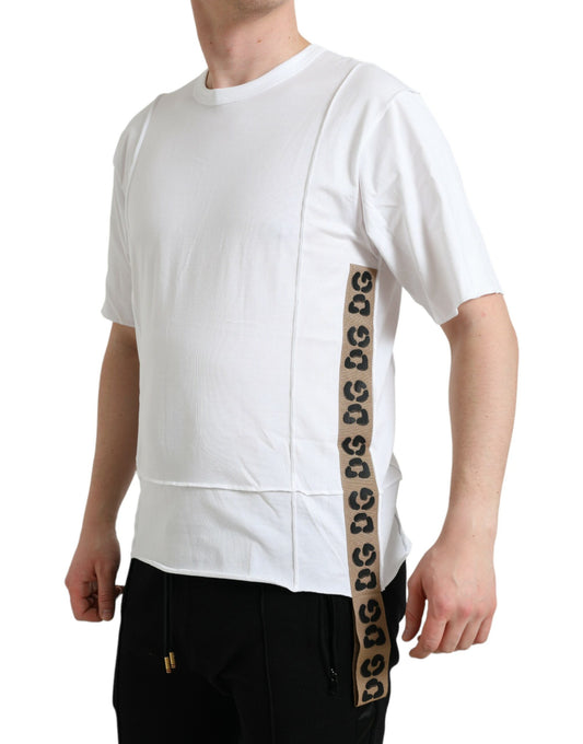 Camiseta blanca de manga corta y cuello redondo con logotipo
