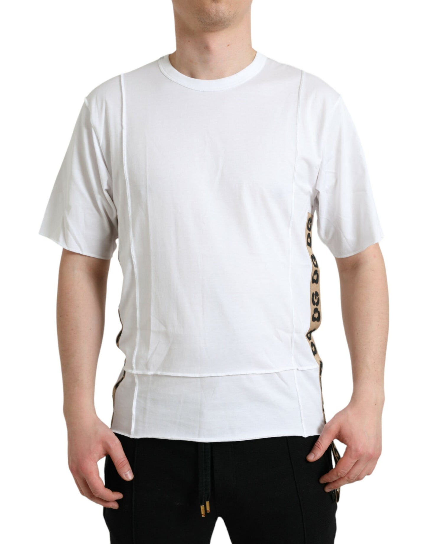 Camiseta blanca de manga corta y cuello redondo con logotipo