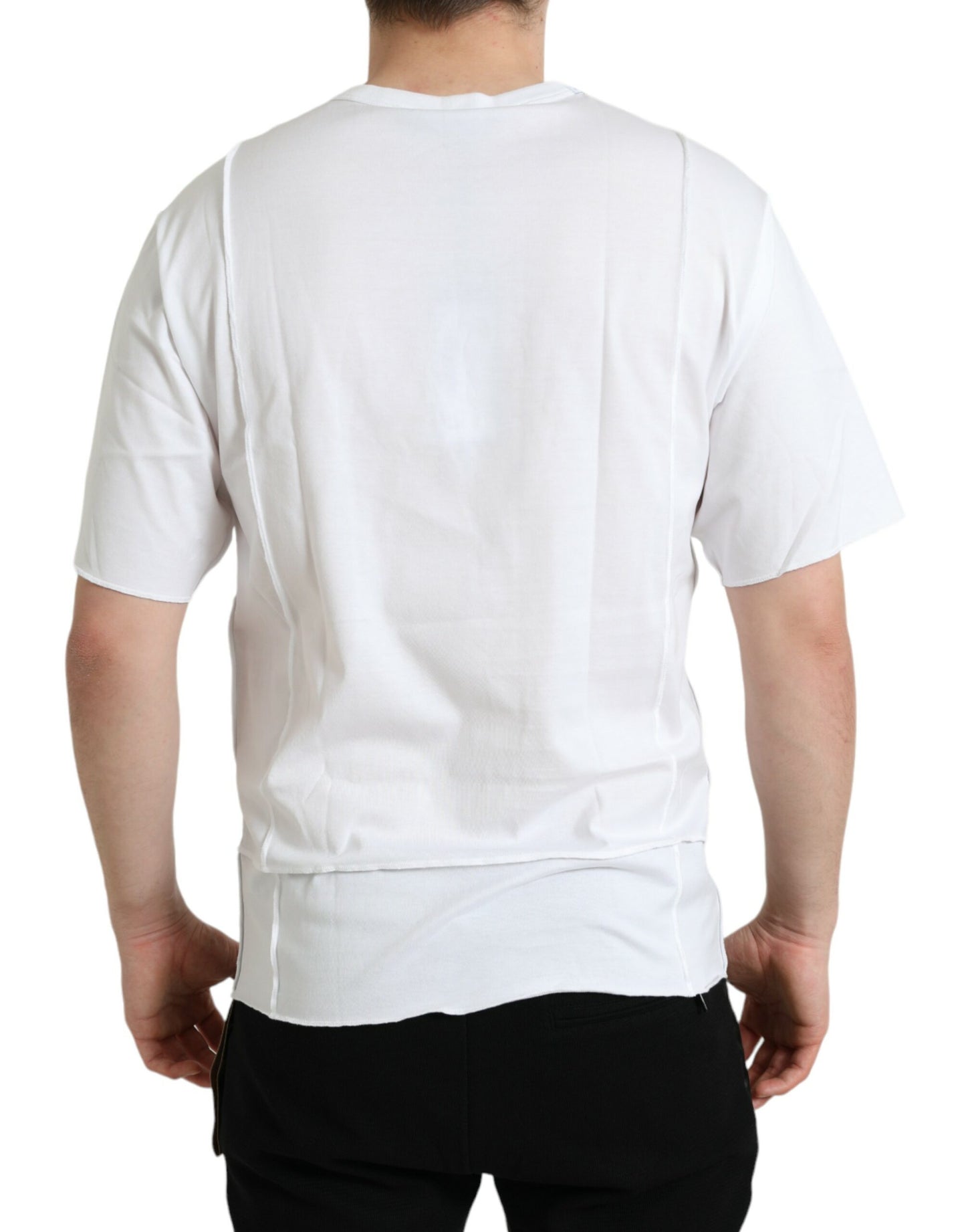 Camiseta blanca de manga corta y cuello redondo con logotipo