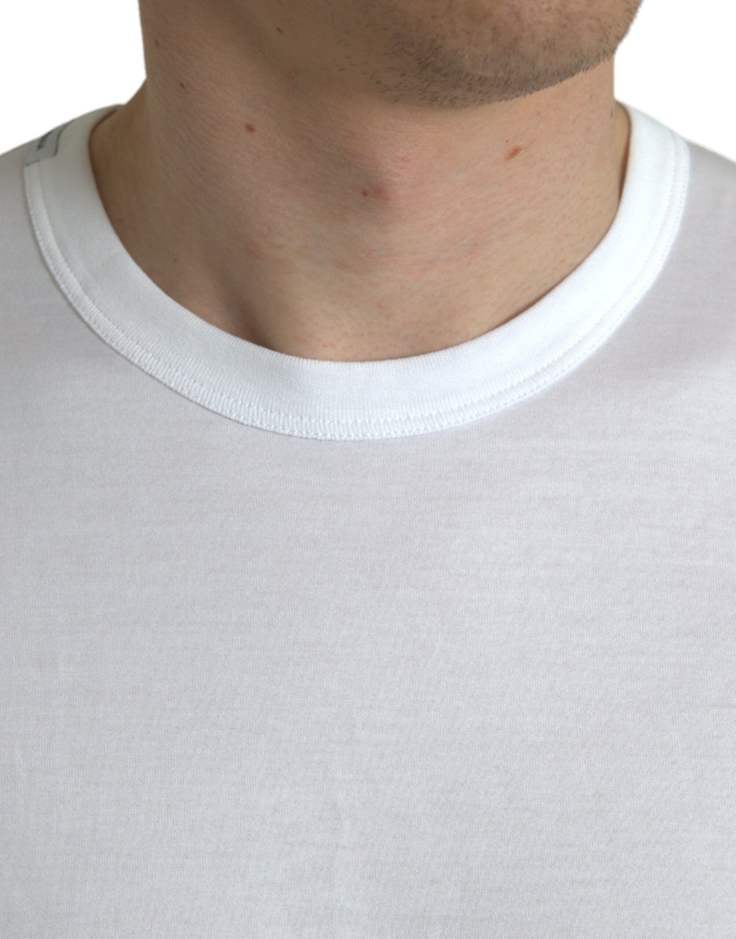 Camiseta blanca de manga corta y cuello redondo con logotipo