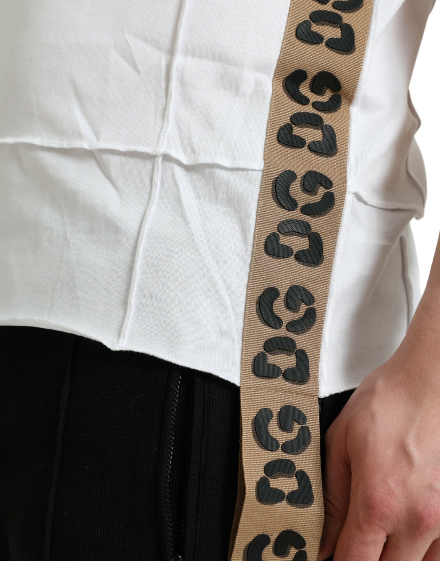 Camiseta blanca de manga corta y cuello redondo con logotipo