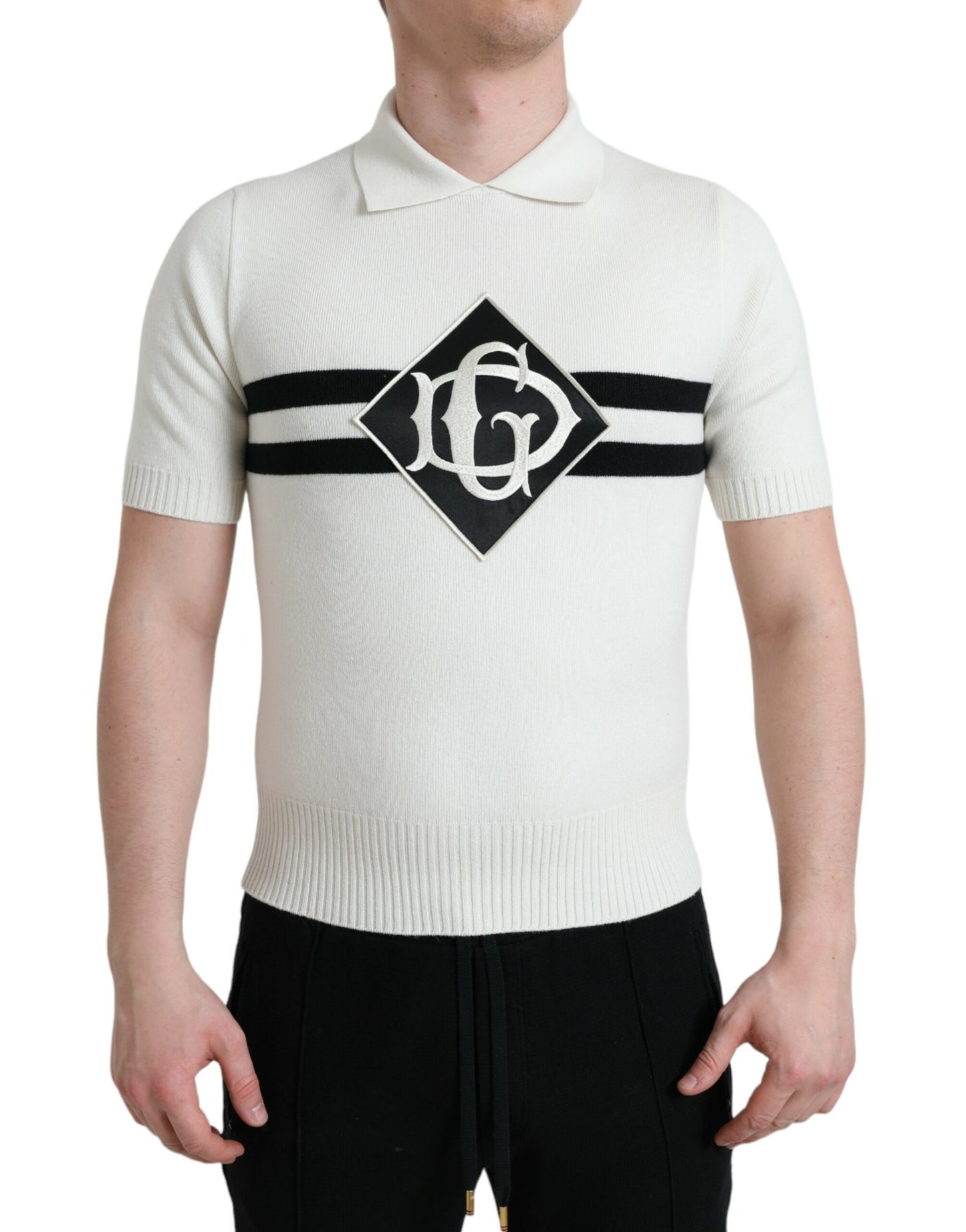 Camiseta Henley blanca con cuello y logotipo de DG
