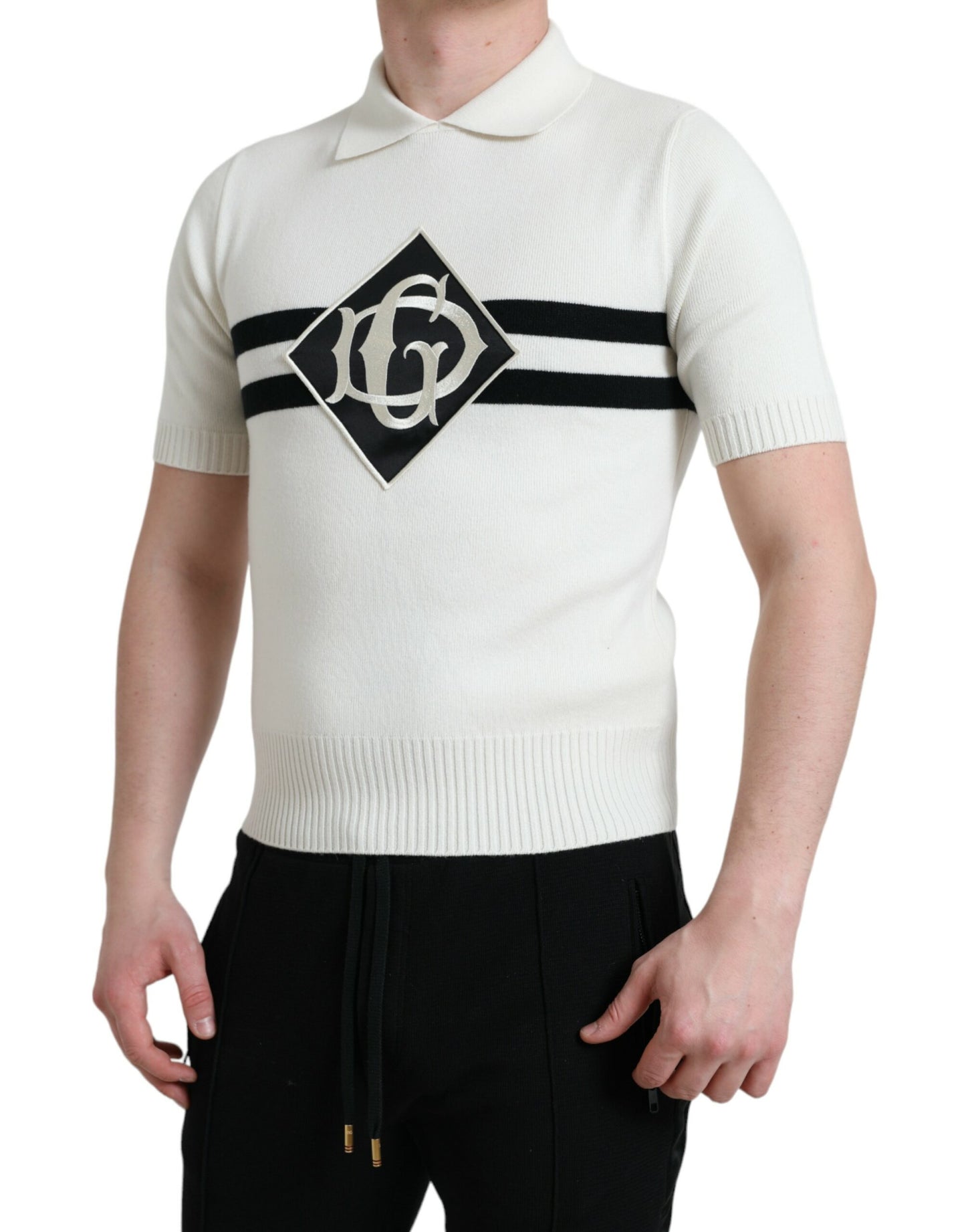 Camiseta Henley blanca con cuello y logotipo de DG