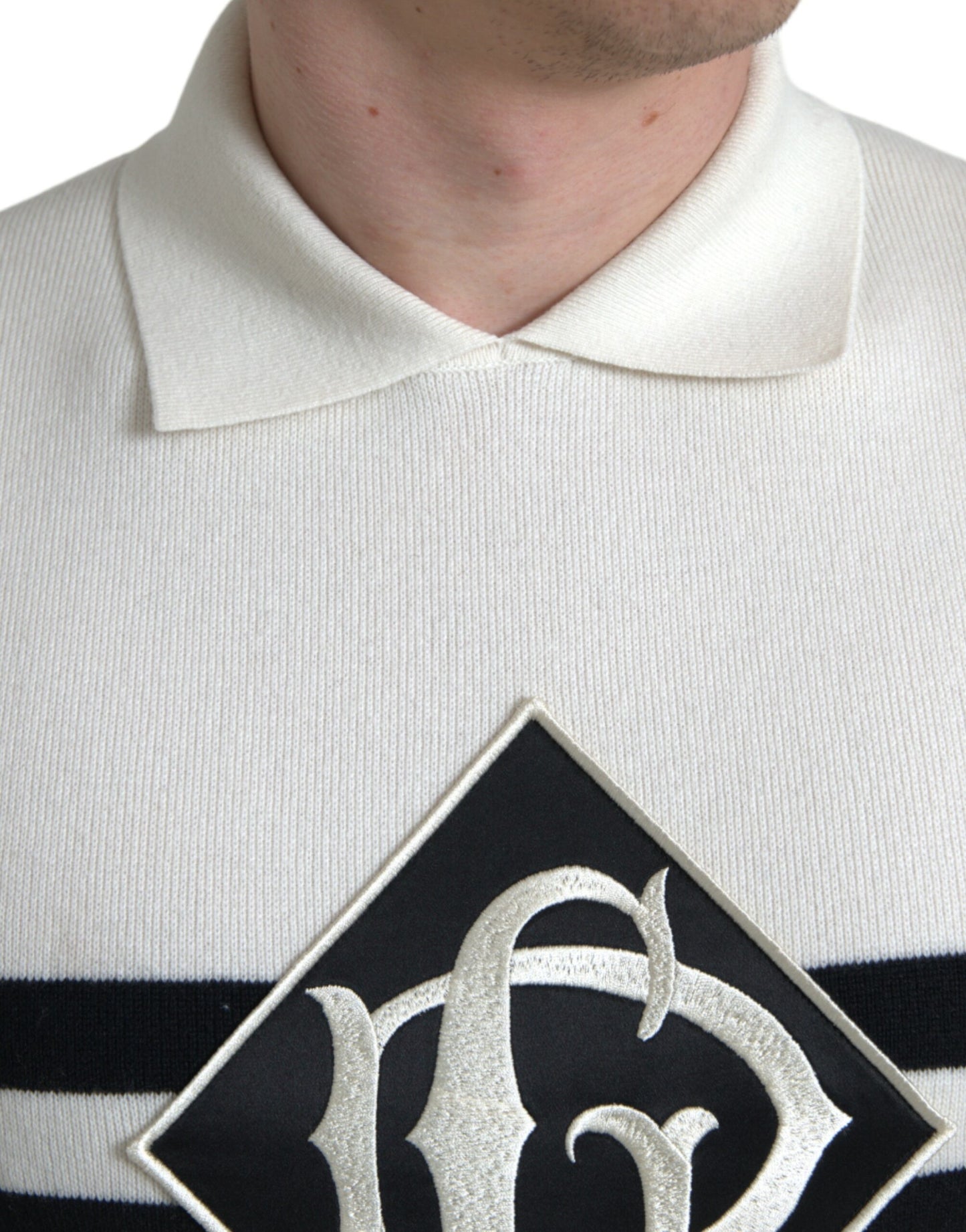 Camiseta Henley blanca con cuello y logotipo de DG