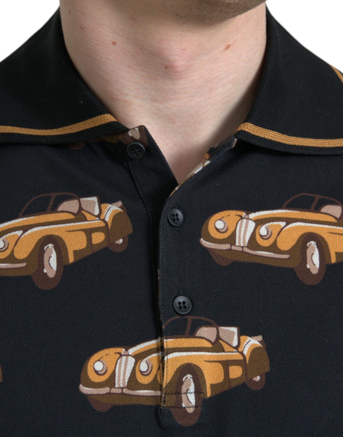 Polo de manga corta con estampado de coche negro
