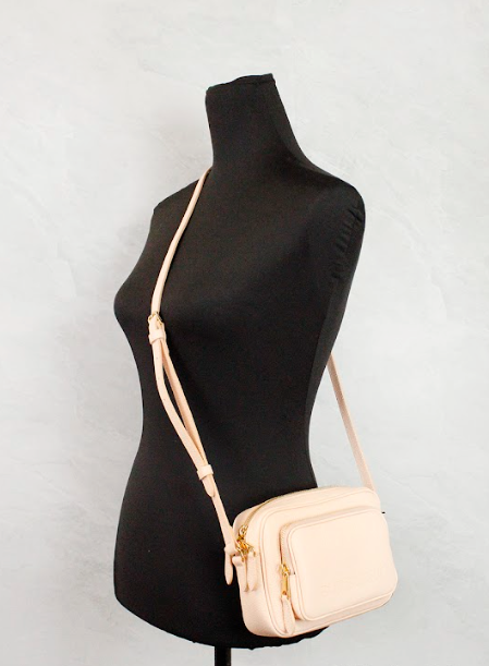 Bolso bandolera pequeño para cámara de piel granulada en color rosa melocotón de marca