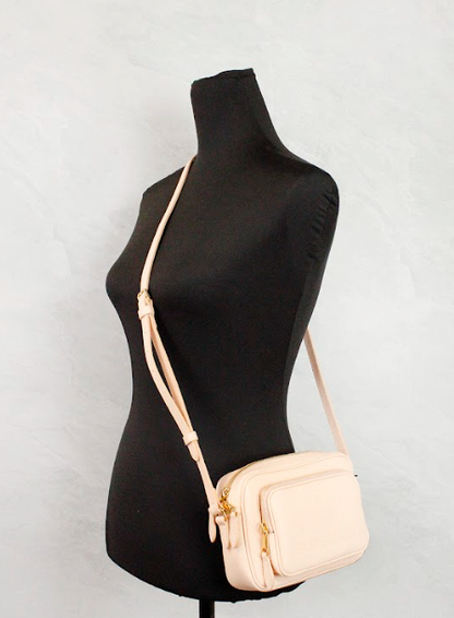 Bolso bandolera pequeño para cámara de piel granulada en color rosa melocotón de marca