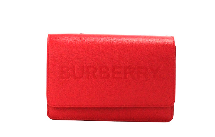 Bolso bandolera Hampshire pequeño de piel lisa con logotipo en relieve rojo