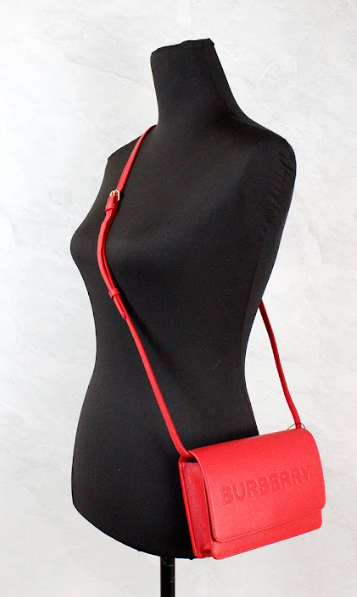 Bolso bandolera Hampshire pequeño de piel lisa con logotipo en relieve rojo