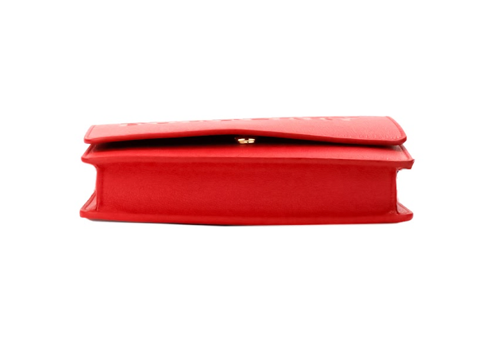 Bolso bandolera Hampshire pequeño de piel lisa con logotipo en relieve rojo