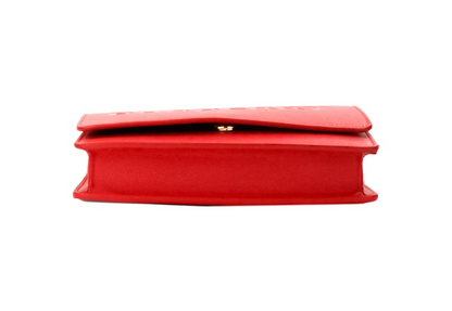 Bolso bandolera Hampshire pequeño de piel lisa con logotipo en relieve rojo