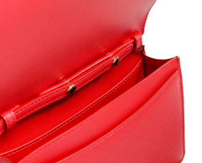 Bolso bandolera Hampshire pequeño de piel lisa con logotipo en relieve rojo