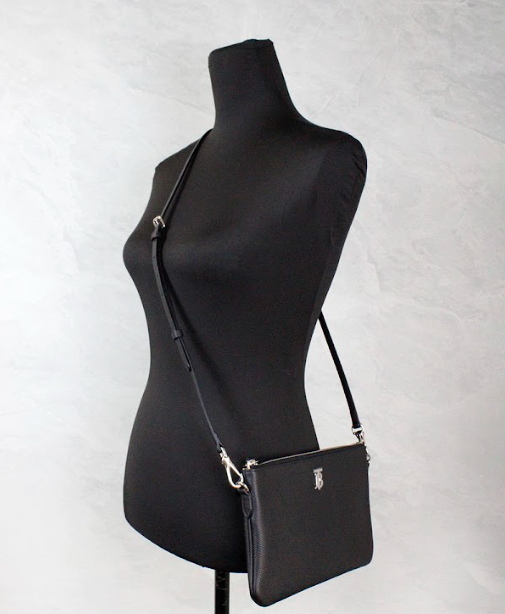 Bolso bandolera de cuero negro con monograma Peyton