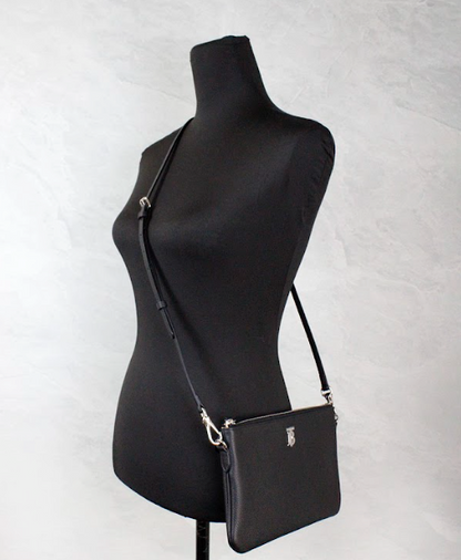 Bolso bandolera de cuero negro con monograma Peyton