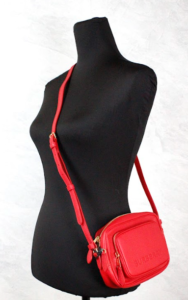 Bolso bandolera pequeño para cámara de piel granulada en color rojo brillante de marca