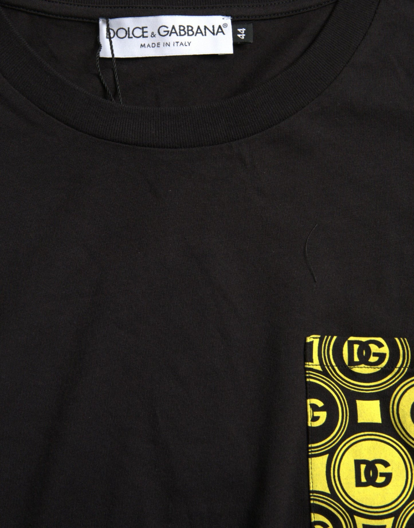 Camiseta de algodón con cuello redondo y bolsillo estampado en negro