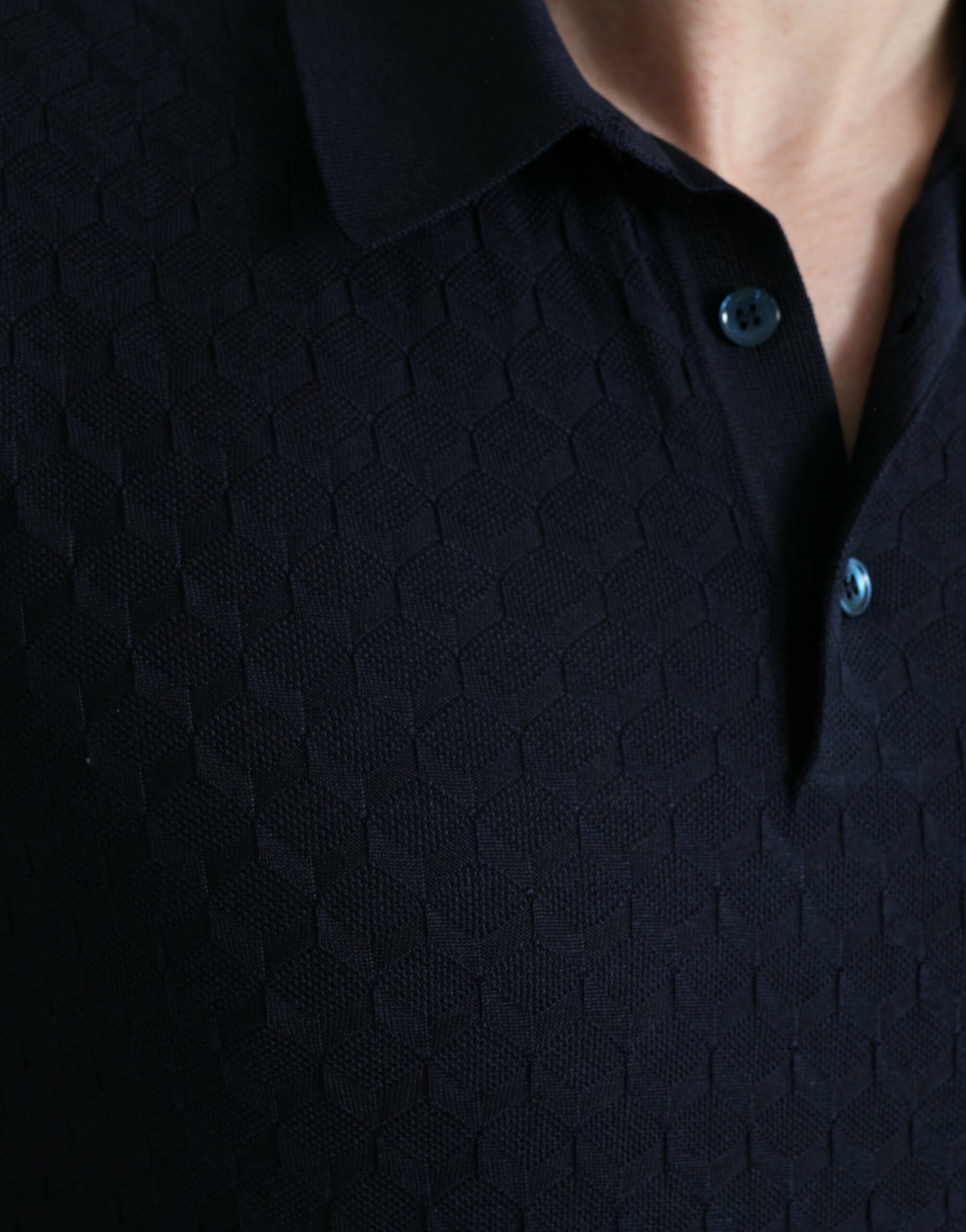 Camiseta polo de manga corta con cuello azul oscuro
