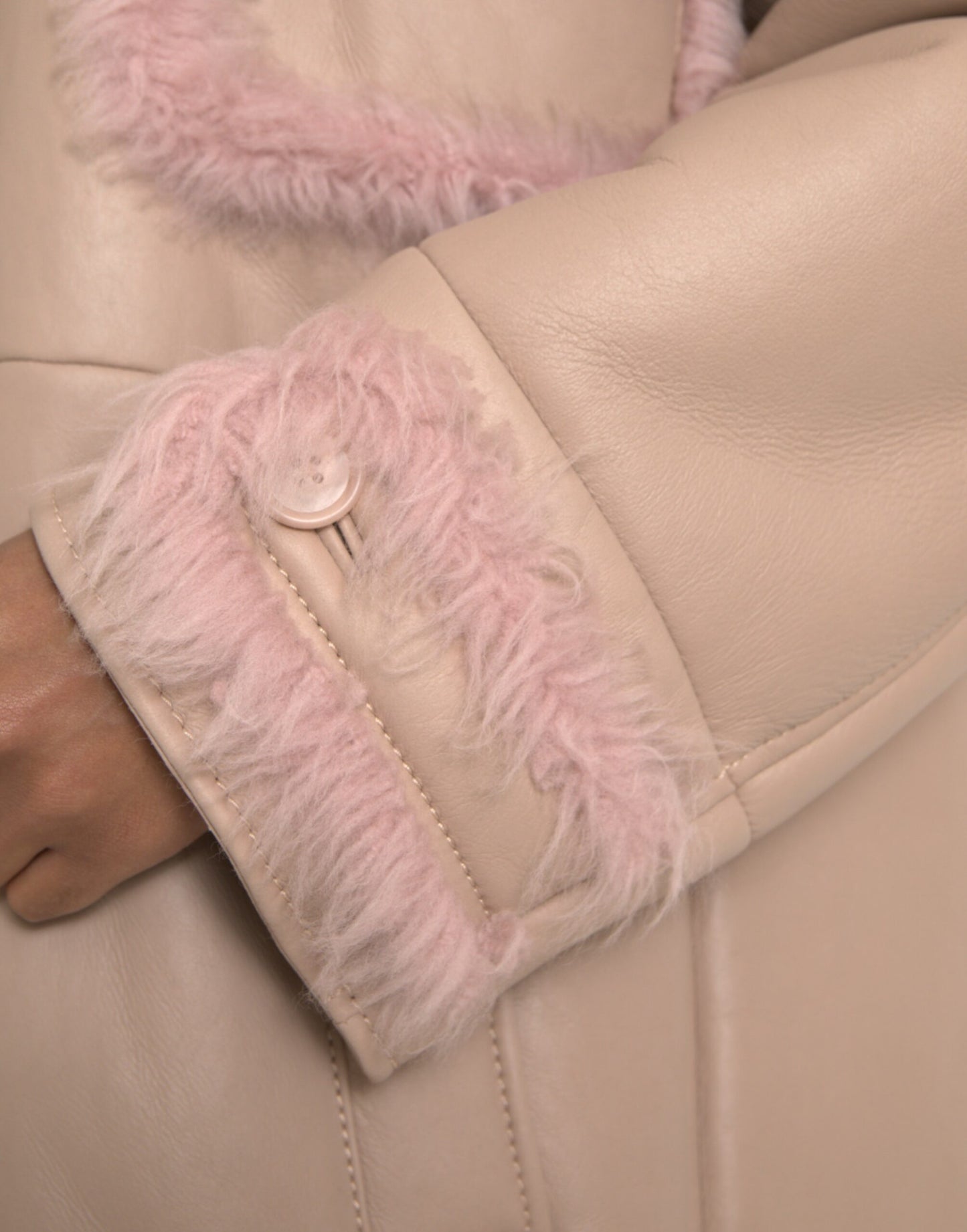Chaqueta de piel de cordero beige y rosa