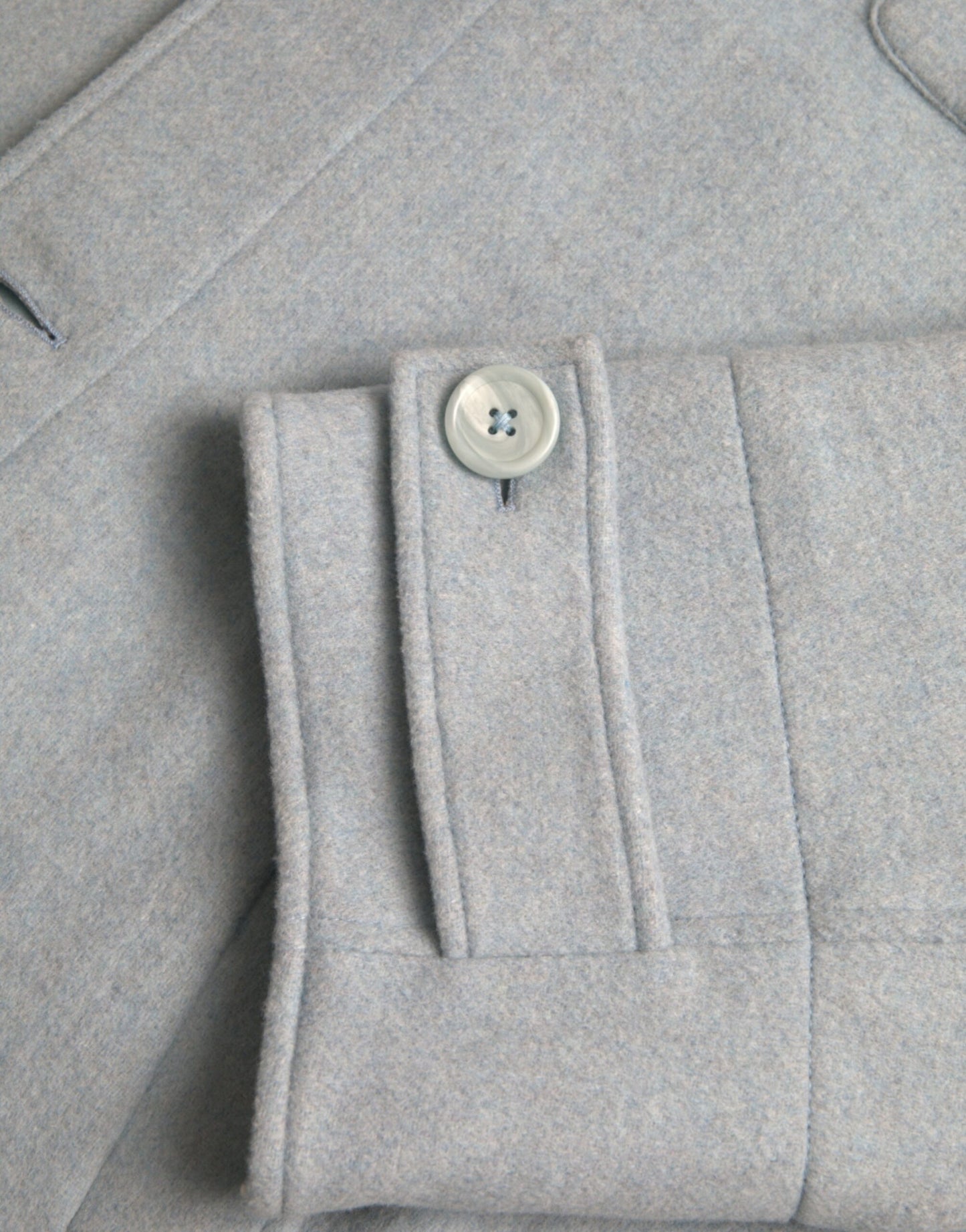 Chaqueta gabardina de lana azul claro con botones
