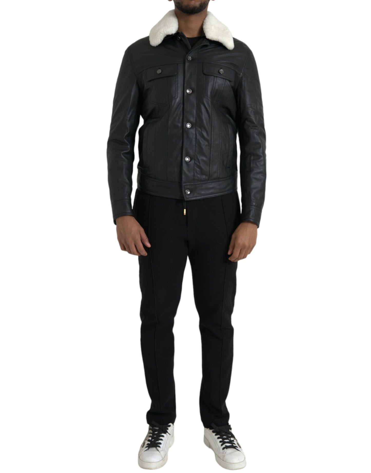 Chaqueta de motociclista con cuello de piel de cuero negro