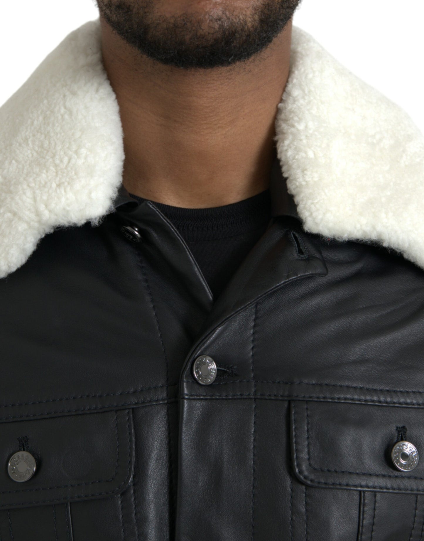 Chaqueta de motociclista con cuello de piel de cuero negro