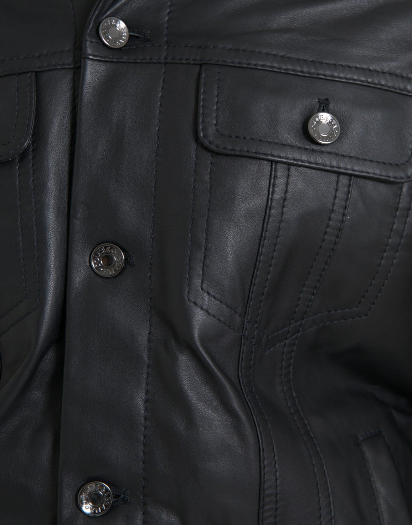 Chaqueta de motociclista con cuello de piel de cuero negro