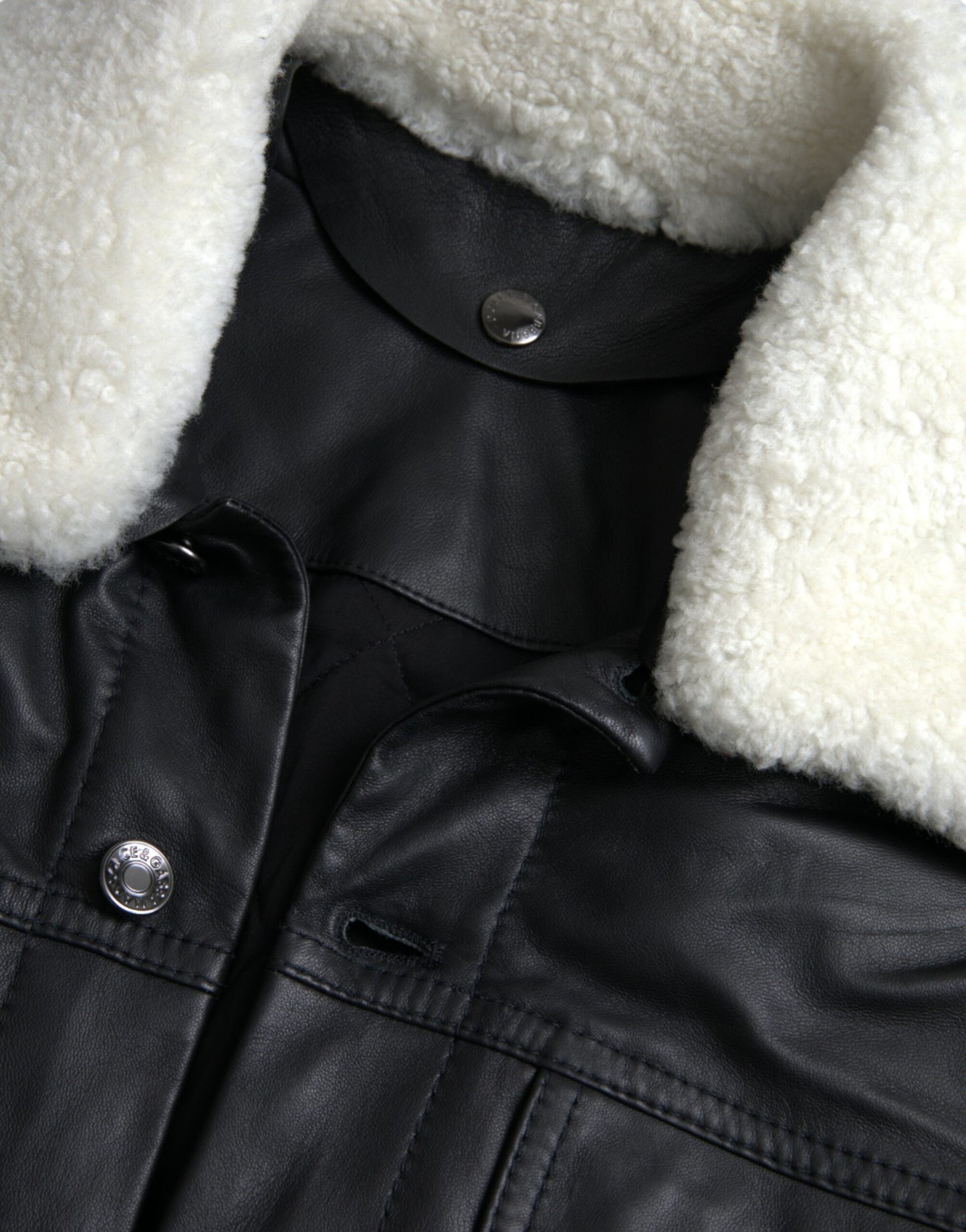 Chaqueta de motociclista con cuello de piel de cuero negro