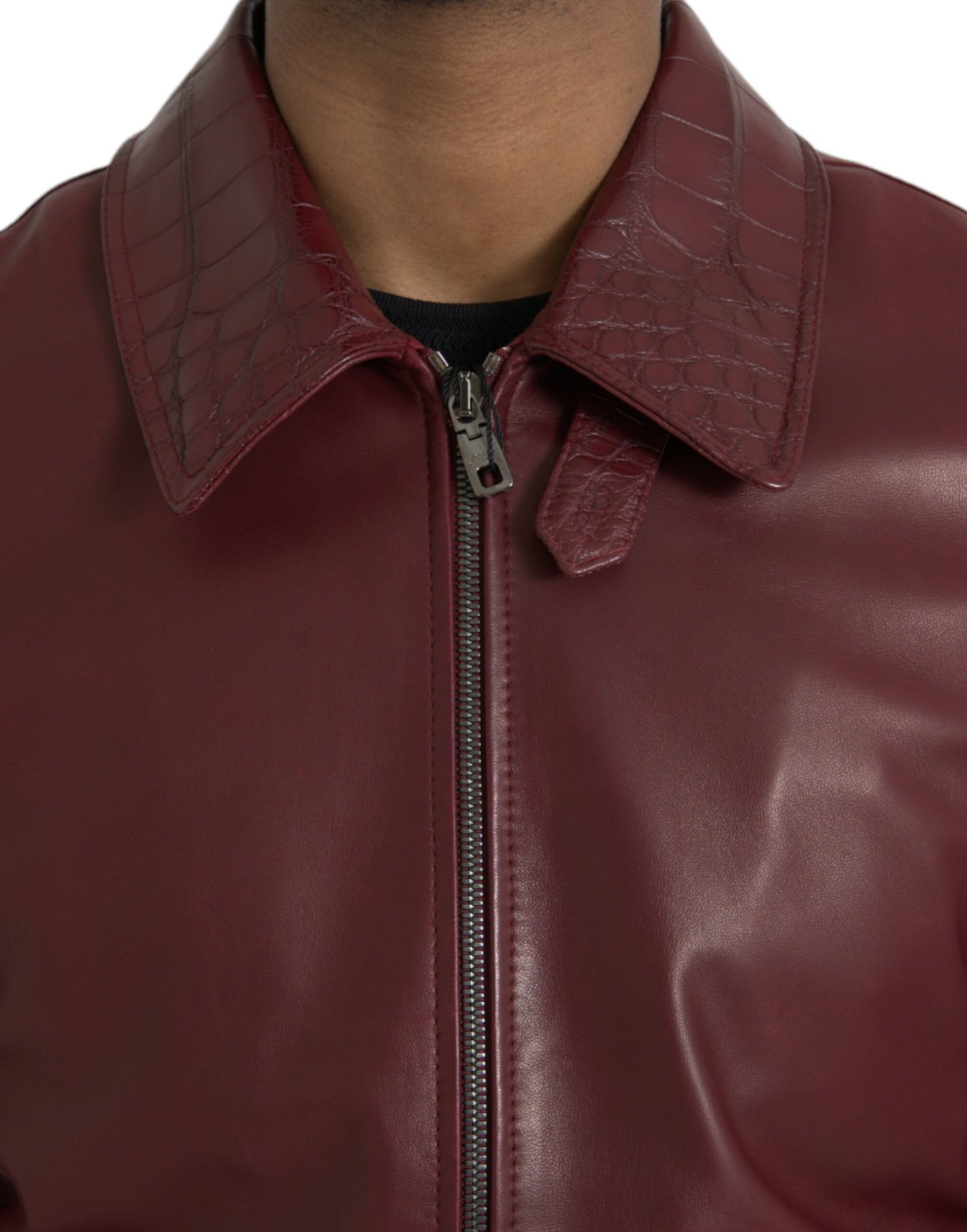 Chaqueta biker de cuero exótico color granate con cremallera