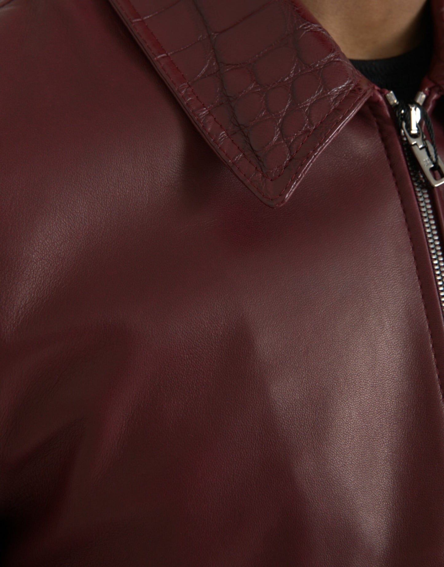 Chaqueta biker de cuero exótico color granate con cremallera