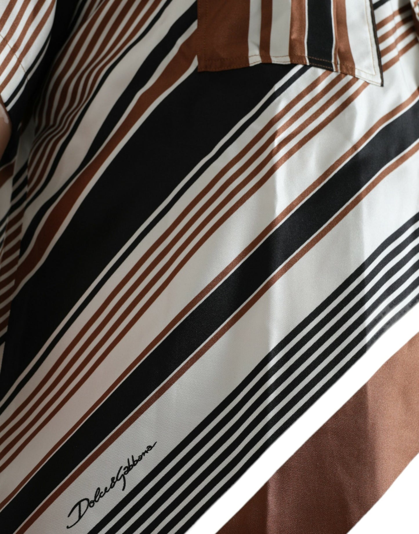Camisa de manga corta a rayas de seda marrón y blanca