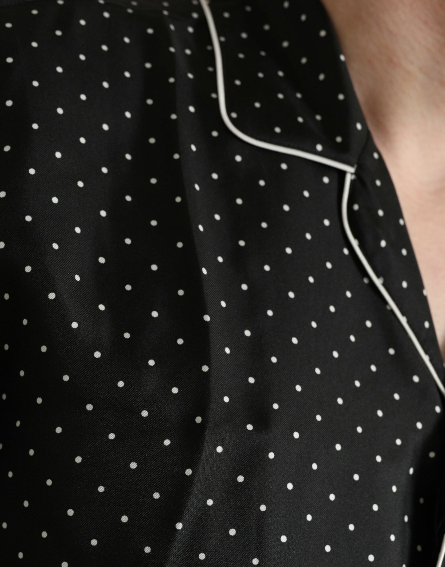 Camisa de manga larga de seda con lunares negros