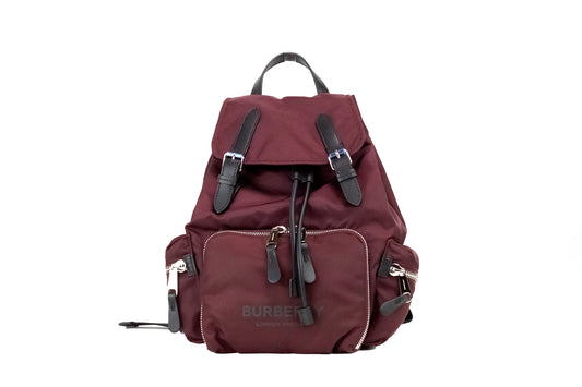 Mochila de nailon Econyl color burdeos mediano con cordón ajustable