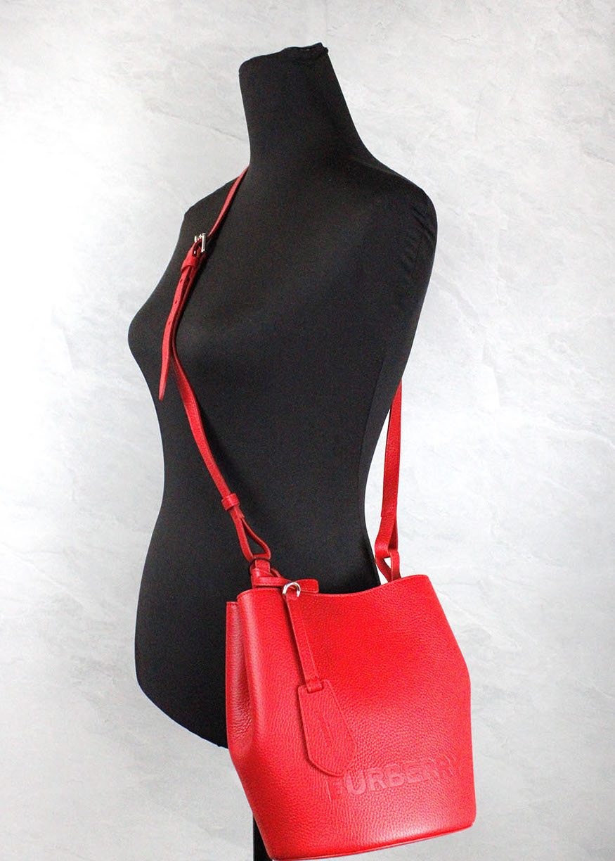 Bolso bandolera pequeño tipo cubo de piel granulada roja Lorne