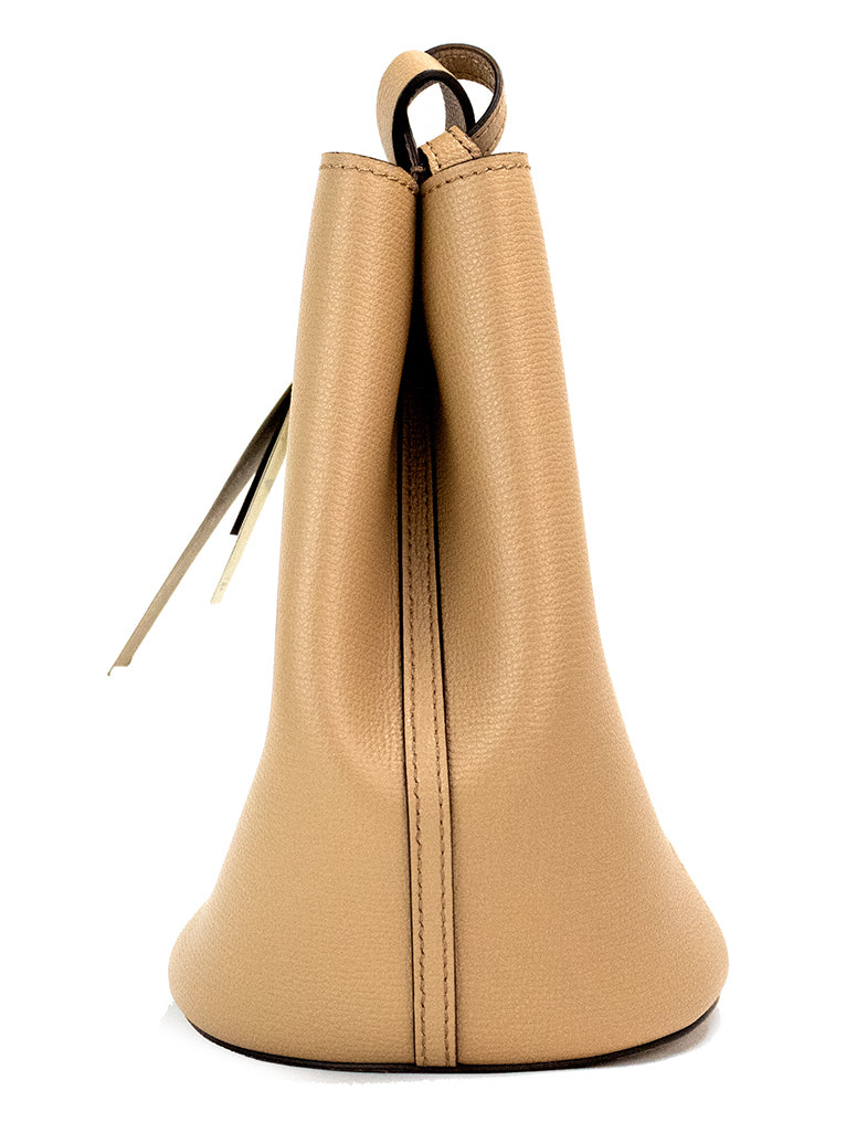 Bolso de mano tipo cubo Lorne pequeño de piel con cuadros Haymarket en color camello