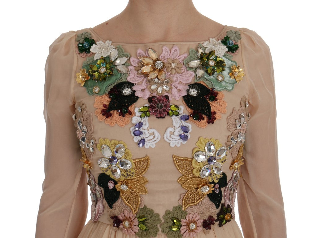 Elegante vestido largo de seda con bordado floral