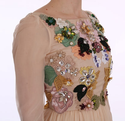 Elegante vestido largo de seda con bordado floral