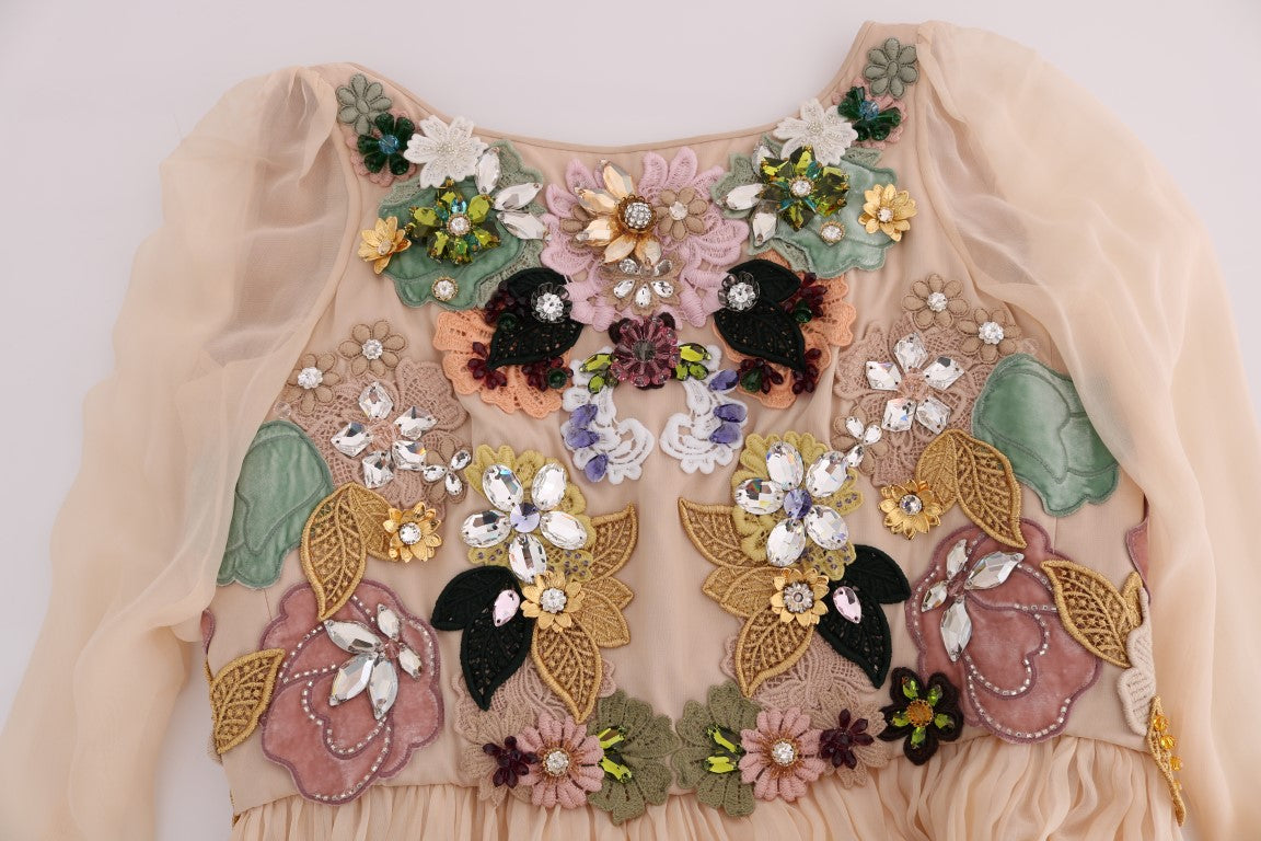 Elegante vestido largo de seda con bordado floral