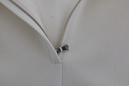 Elegante vestido recto de lana blanca con broche dorado