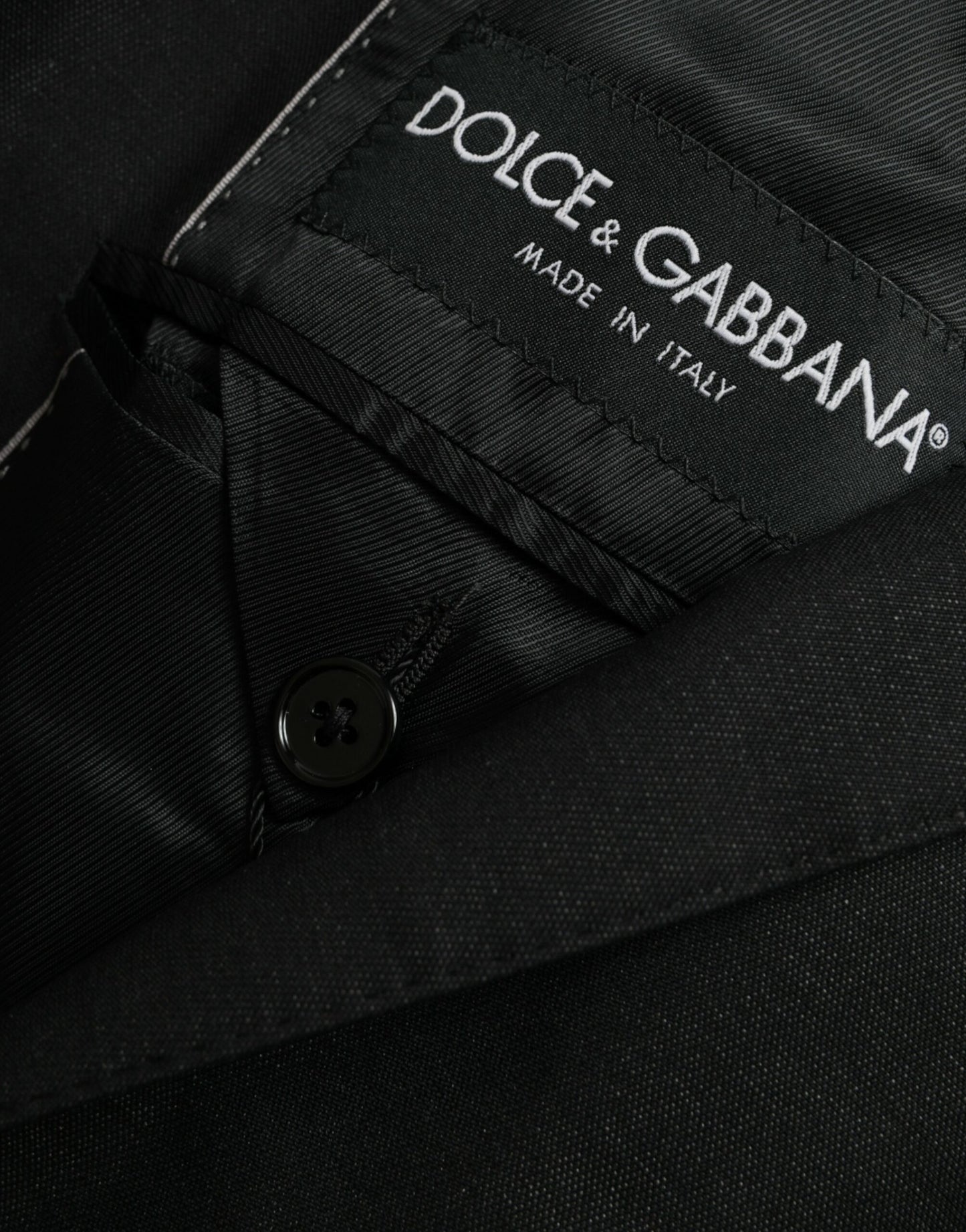 Blazer de lana negra con muesca y botonadura sencilla